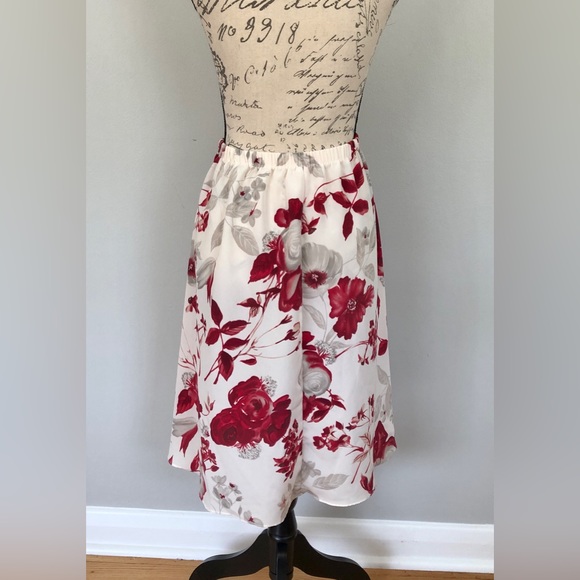 Unbranded floral skirt polyester size 20P red and off white - Picture 3 of 7